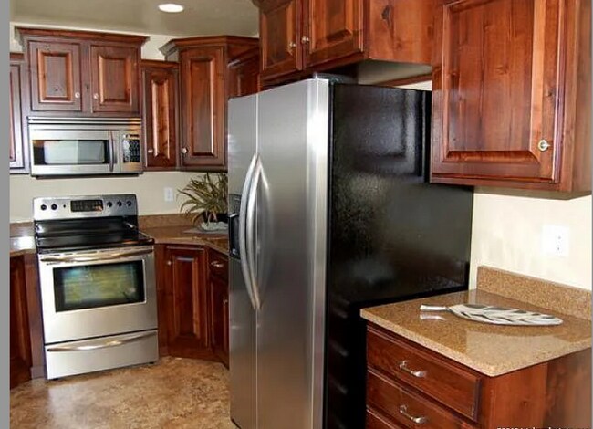 Building Photo - Gorgeous 3 bedroom, 2.5 bath end unit town...