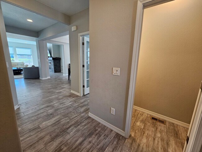 Foto del edificio - Beautiful 5-bedroom, 5-bathroom home in the desirable Banning Lewis Ranch community!