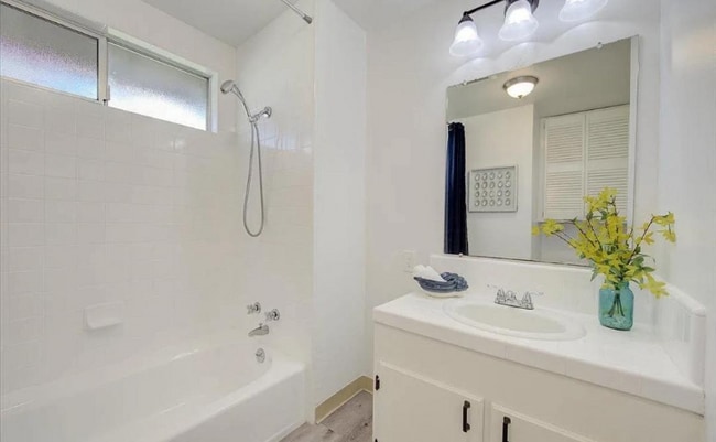 Building Photo - 2052 Colony St