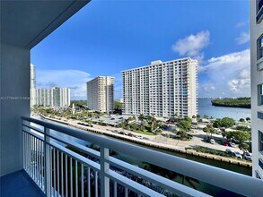 Building Photo - 400 Kings Point Dr