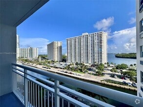 Building Photo - 400 Kings Point Dr