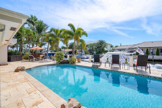 Building Photo - 2330 NE 48th St