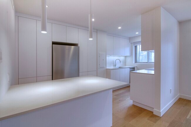 Building Photo - 3555 Chem. de la Côte-des-Neiges