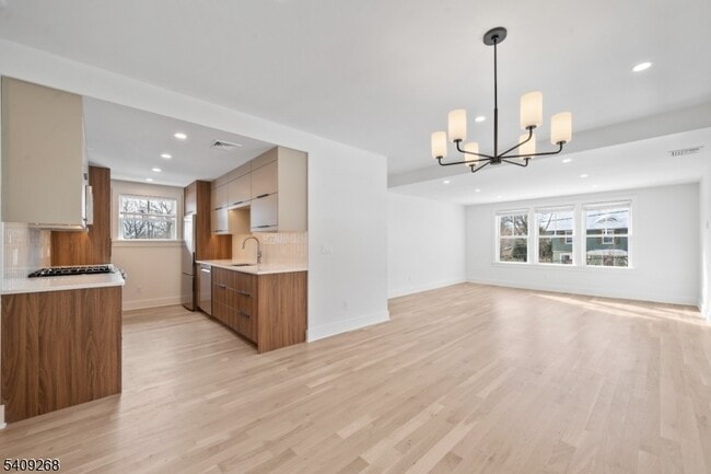 Foto del edificio - 96 Watchung Ave