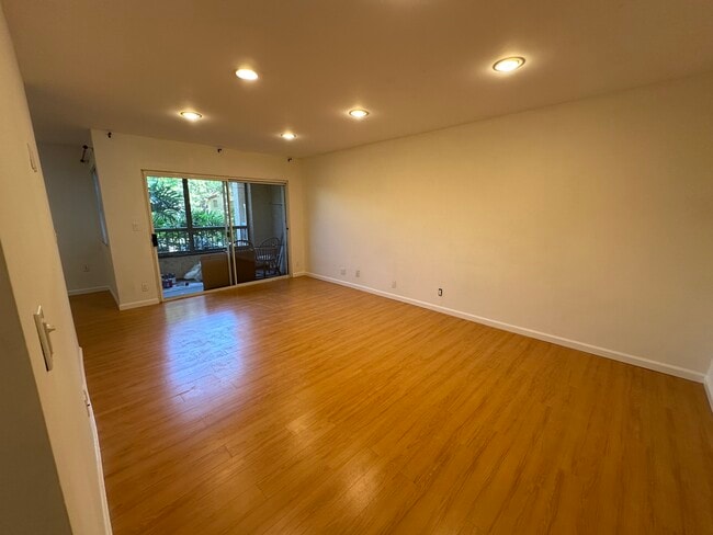 Foto del edificio - 18307 Burbank Blvd