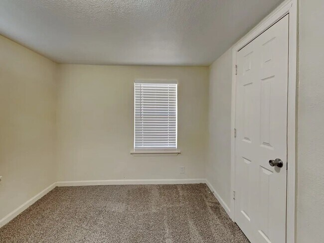 Foto del edificio - 5728 Kilpatrick Ave