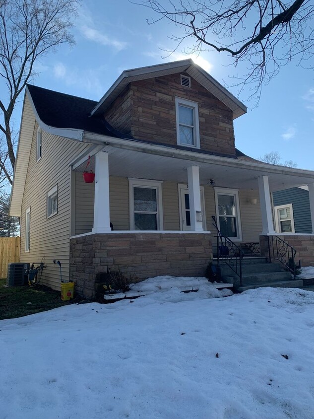 2 (optional 3) bedroom house down the str... - 2 (optional 3) bedroom house  down the str...