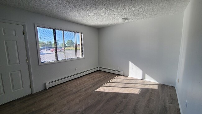 Building Photo - 1835 Mountain View Dr
