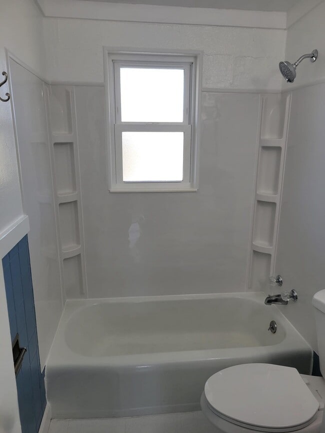 Building Photo - 812