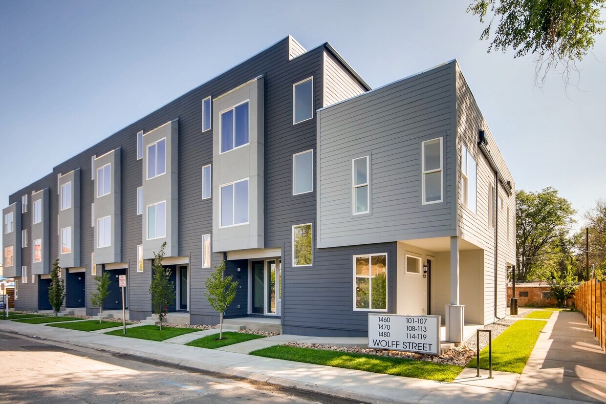 Primary Photo - Evolve Real Estate: Modern townhome in Wes...