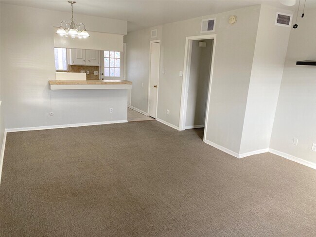 Foto del edificio - 10122 Shadow Wood Dr