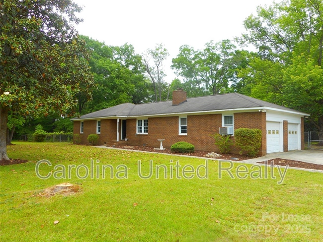 Photo - 733 Catawba Cir N House