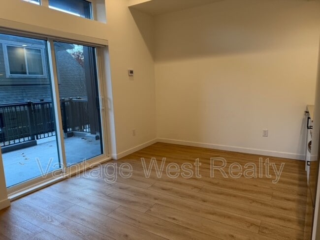 Building Photo - 660-660 Cawston Ave