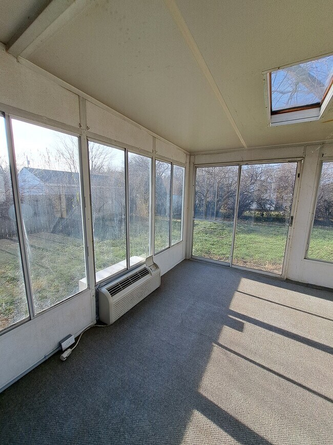 Building Photo - 4415 Thompson Dr