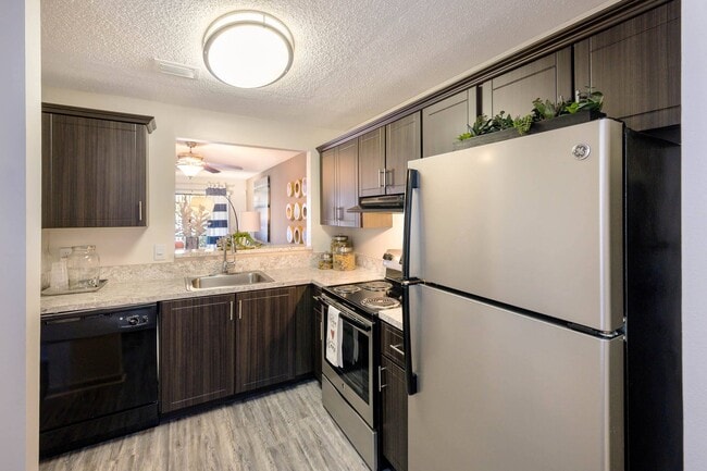 2BR, 1BA - 1,012SF - Kitchen - Water's Edge Apartments