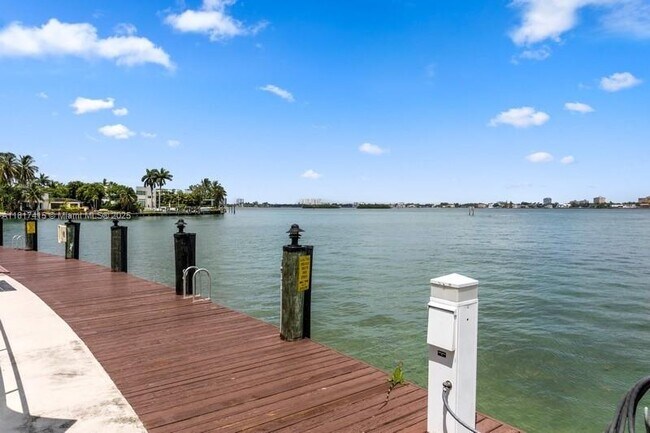 Foto del edificio - 10350 W Bay Harbor Dr