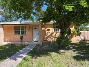 Building Photo - 2611 SW 62nd Ave