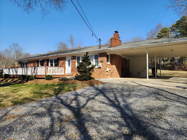 Building Photo - Black Mountain Rental!