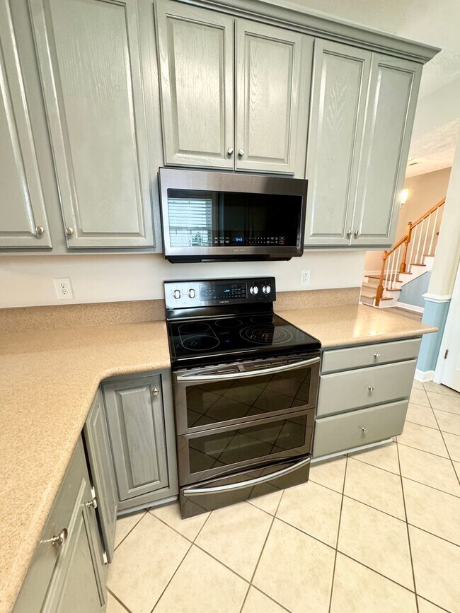 Foto del edificio - SPACIOUS WATERFRONT 3 bed/3.5 bath with lo...