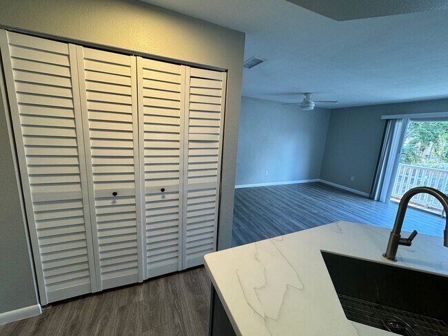 Foto del edificio - Great Location -  2/2 Second Floor condo i...