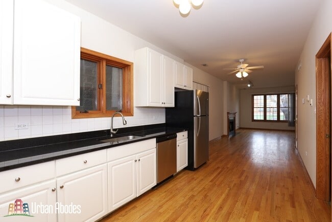 Building Photo - 920 N Paulina St