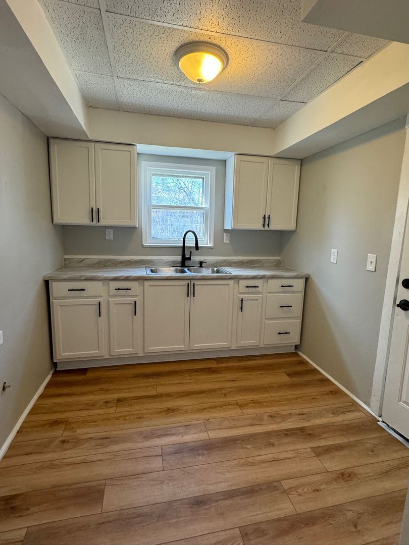 1462 E 175th St Cleveland, OH 44110 – photo 4