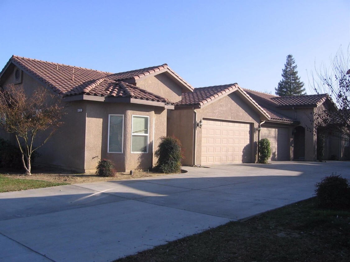 Foto principal - 4723 W Clinton Ave