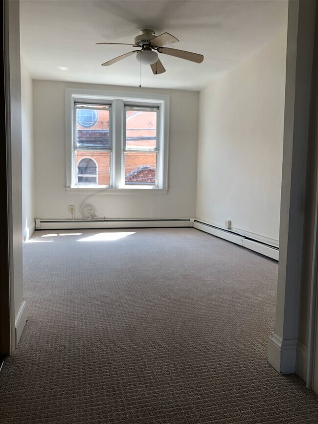 Building Photo - 624 8th St