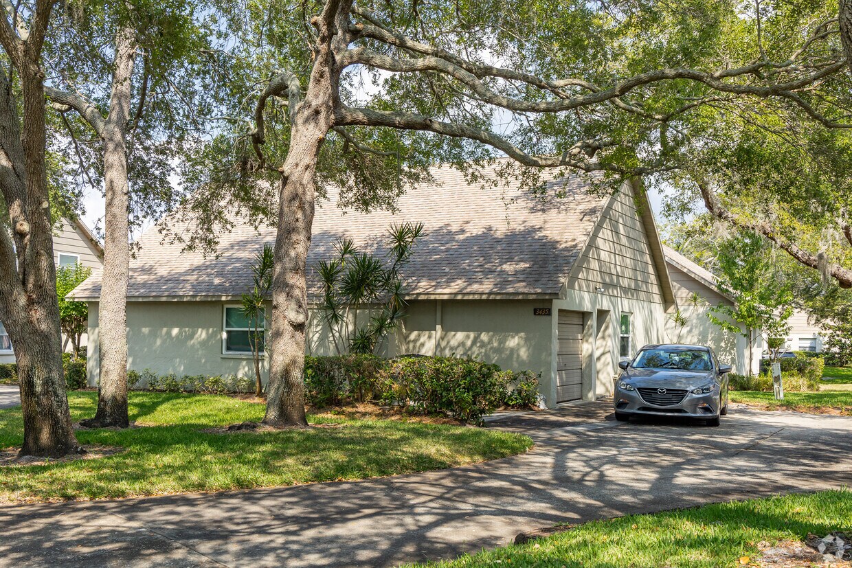 3435 Baronne Ct Clearwater, FL - Chateuax Woods