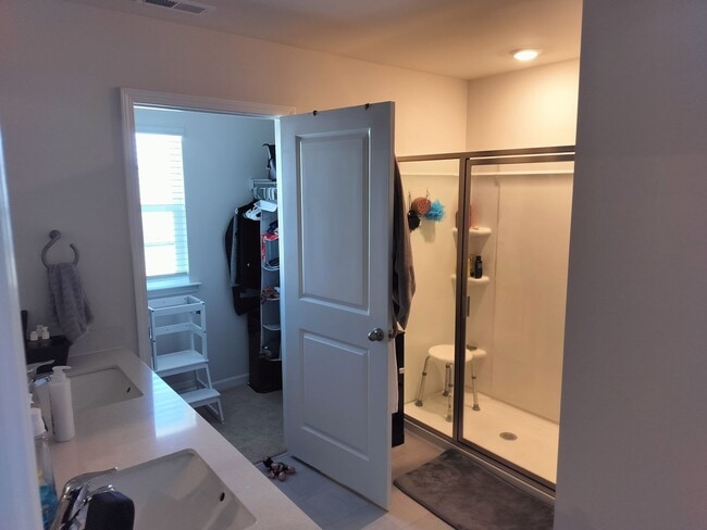 Building Photo - Bedford Beauty