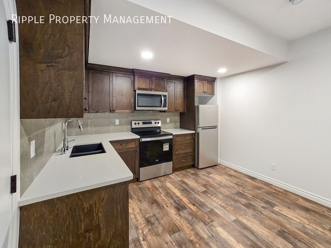 Building Photo - AMAZING 2 BEDS/ 1 BATHS LOWER UNIT ONLY!