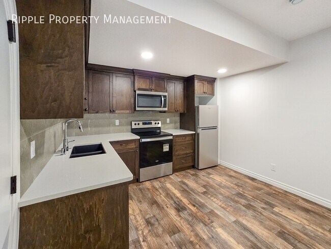 Photo du bâtiment - AMAZING 2 BEDS/ 1 BATHS LOWER UNIT ONLY!