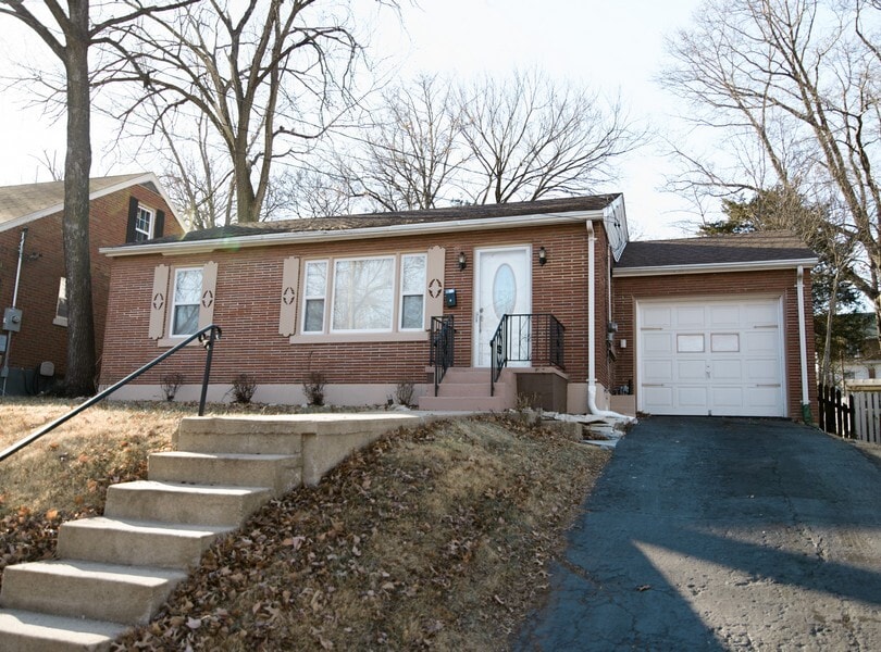 Primary Photo - 121 Bolton Dr