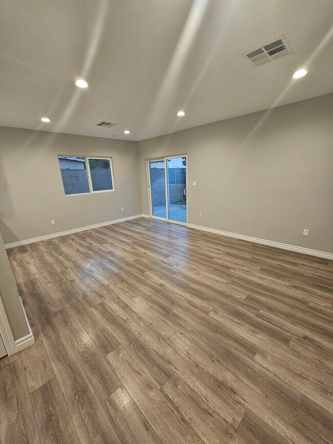 Foto del edificio - 7544 Denny Ave