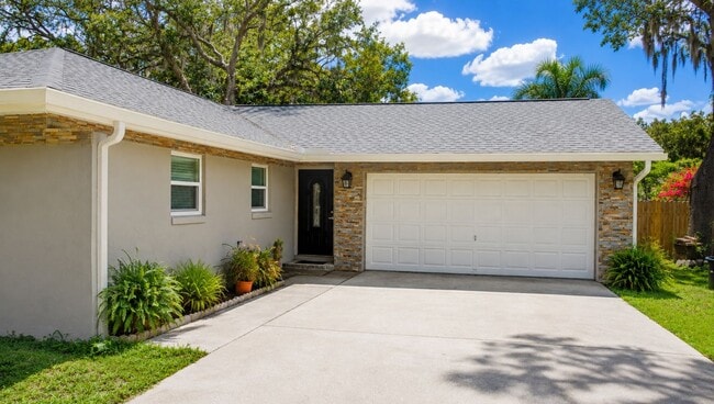 Building Photo - 213 Foxwood Dr