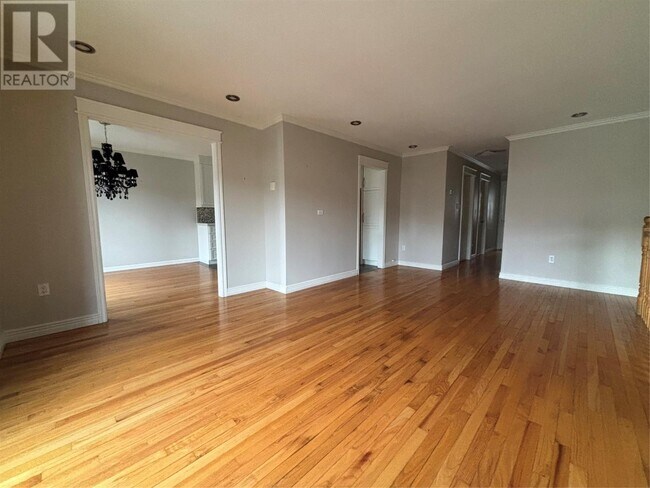 Photo du bâtiment - 1527 Topsail Rd