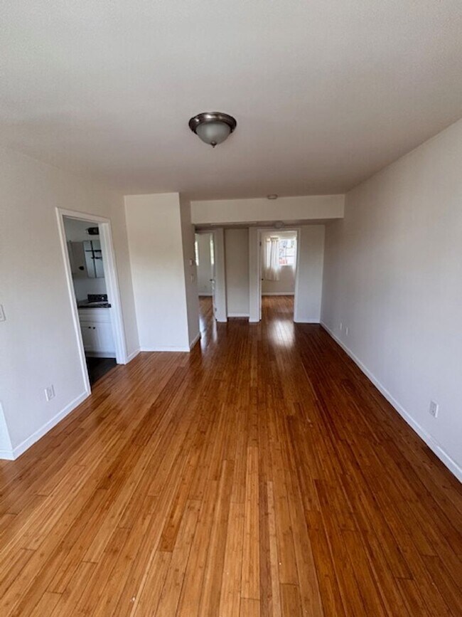 Foto del edificio - 1828 Montrose St, located in the vibrant city of Los Angeles