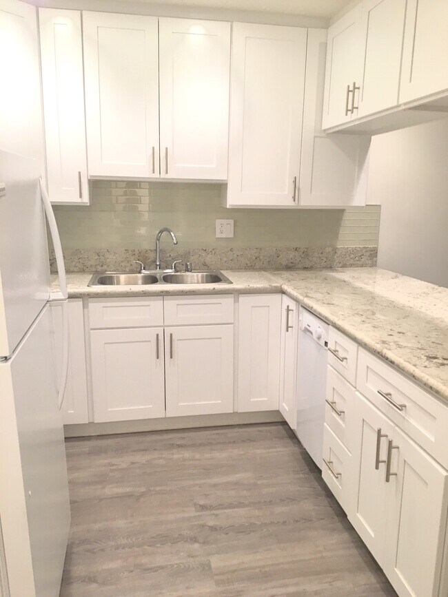 Cocina amplia - 10405 Irene St