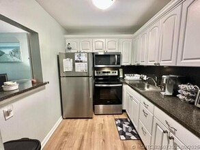 Building Photo - 302 Mansfield G