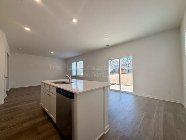 Building Photo - 100 Saddlebred Wy