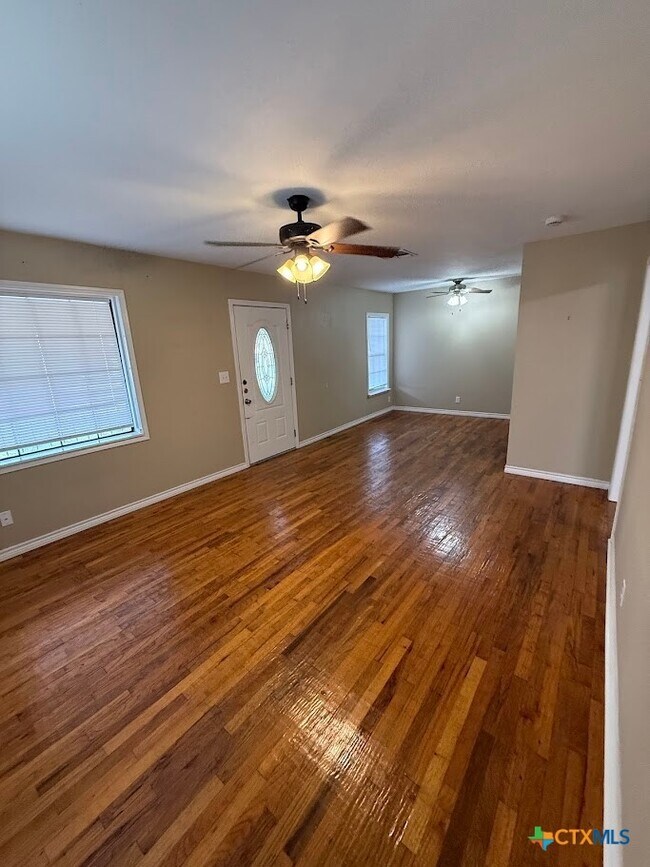 Foto del edificio - 784 Samuels St