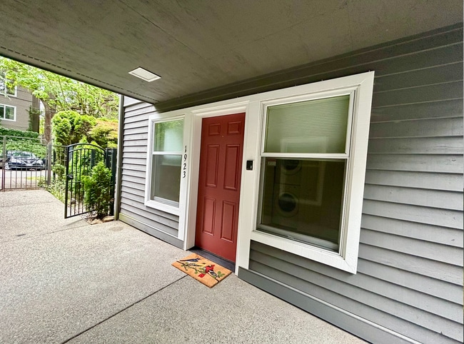 Building Photo - Madison Park Townhome