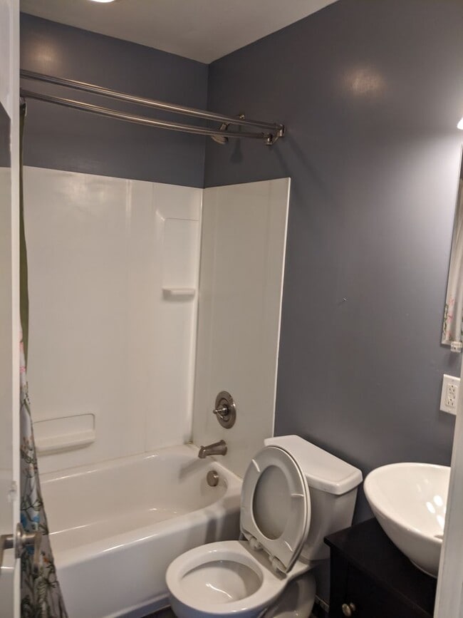 Building Photo - South Oakland Large and renovated 3 bedroo...