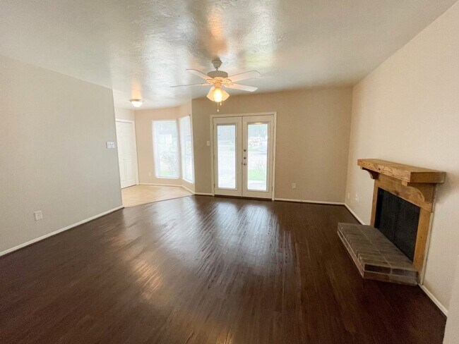 Foto del edificio - Charming 2-Bedroom Duplex with Modern Upgrades in Pecan Ridge!