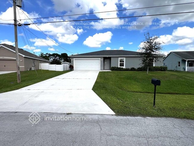 Building Photo - 371 SW Aero Cir