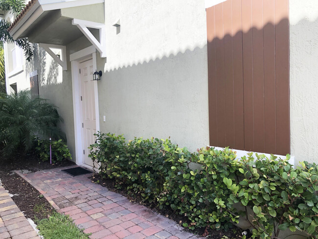 Building Photo - 1072 Community Dr