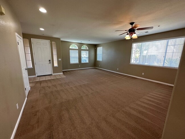 Building Photo - Beautiful 4 Bedroom 3 Bath Shadow Lakes Home