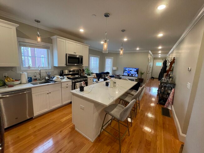 Building Photo - 10 Elmwood St