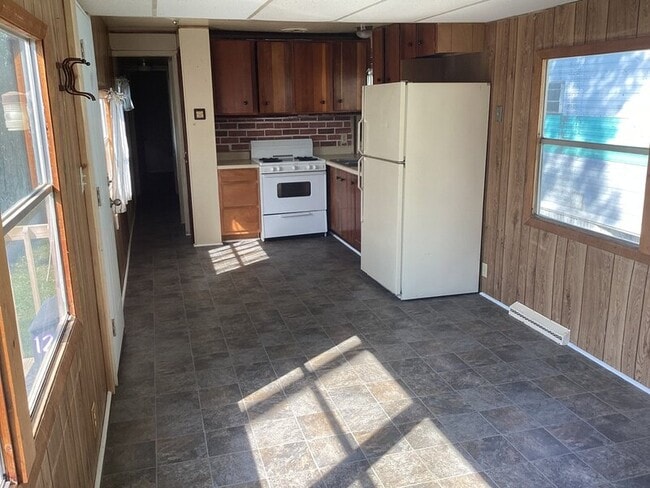 Building Photo - 140 N Pleasant Ave