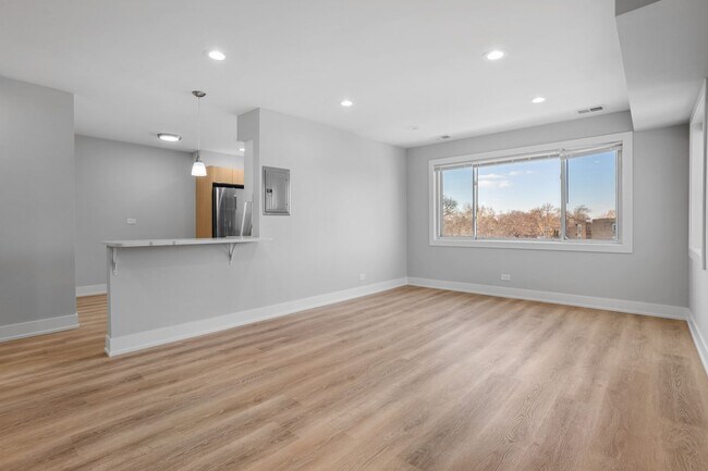 Building Photo - 2327 W Lunt Ave